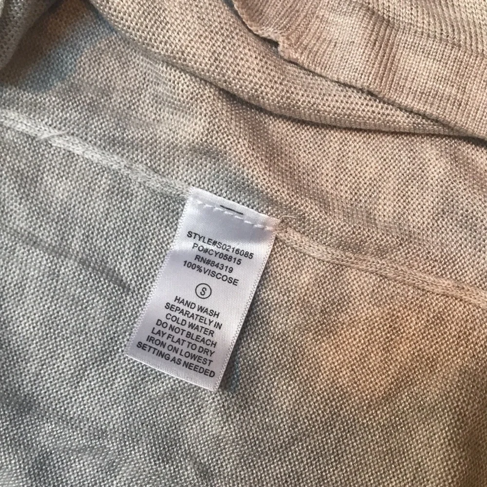 Cyrus NWT Women’s Grey Sweater Size S - Picture 9 of 9